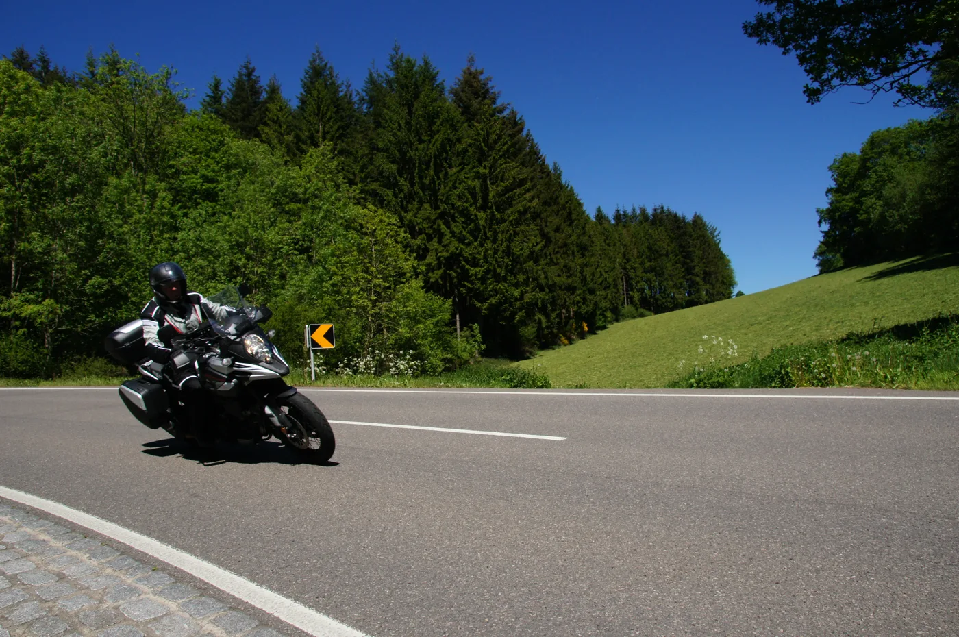 Unterwegs auf luxemburgischer Landstraße Unterwegs auf luxemburgischer Landstraße