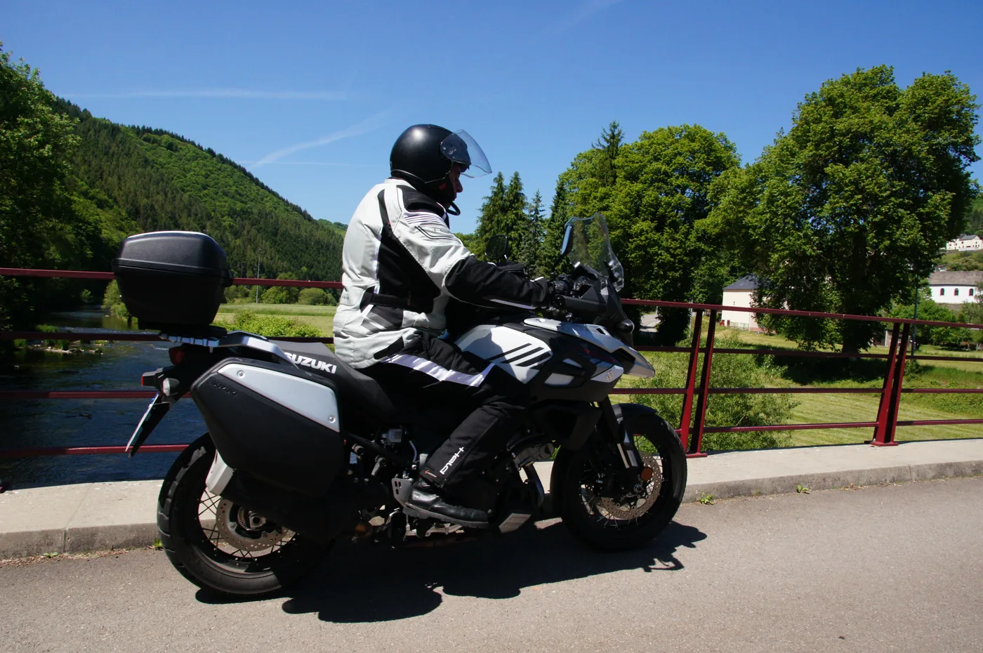 Halt an der Brücke über die Sauer